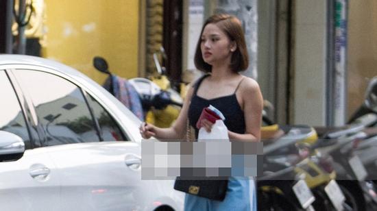 Miu Lê diện đồ đơn giản, lái xe sang tiền tỷ mới tậu đi mua sắm