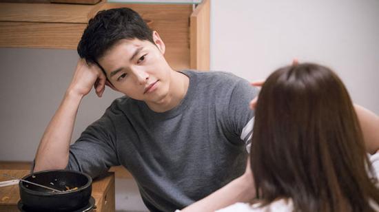 Bị cảnh sát bắt giữ vì... hóa trang thành Song Joong Ki cho bõ cơn ghen