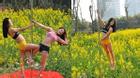 Phản cảm 2 cô gái diện bikini múa cột giữa vườn cải