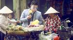 Quang Lê dạo phố, mua trái cây cho các cô bán hàng rong