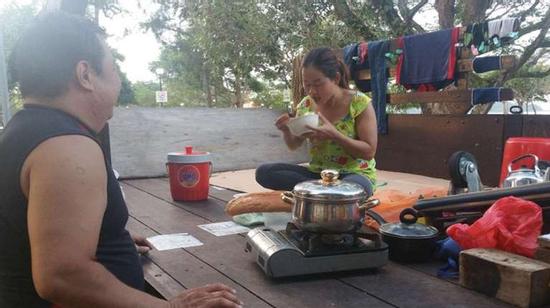 Cảnh sống trong xe tải của vợ Việt, chồng Tây giữa đất Singapore