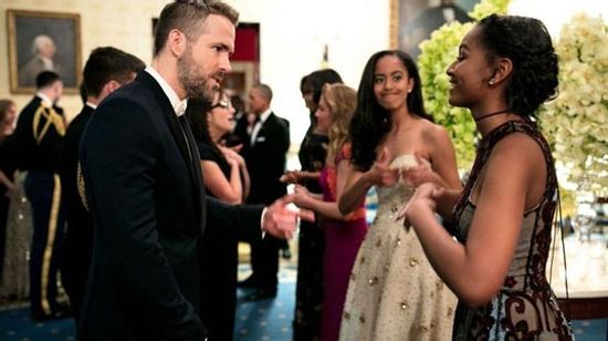 Hành động thú vị của con gái lớn nhà Obama với em gái ruột gây sốt