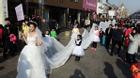 Cô dâu xinh mặc váy cưới dài 100m gây náo loạn đường phố