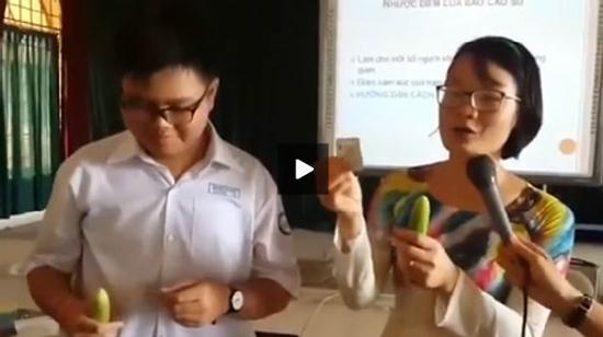 Học sinh cấp 2 được cô giáo hướng dẫn dùng bao cao su