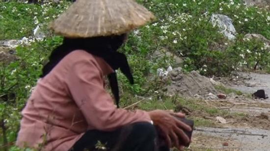 Tranh cãi về clip đánh rơi ví tiền thử lòng cụ già nhặt rác