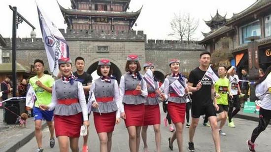 Nữ tiếp viên hàng không đi giày cao gót chạy marathon 8km 