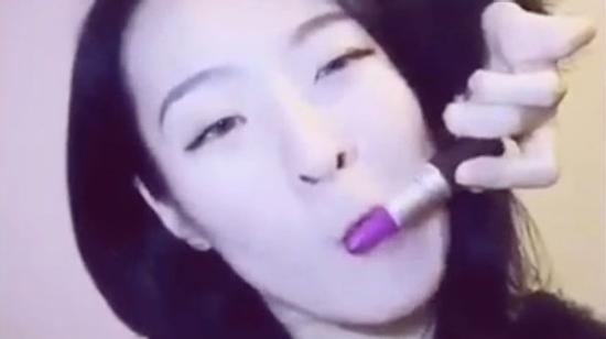 Trò mới của giới trẻ: Vòng tay qua đầu đánh son