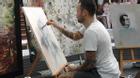 Có một chàng họa sĩ ngoại quốc say sưa vẽ tranh Trịnh Công Sơn trên đường phố Sài Gòn