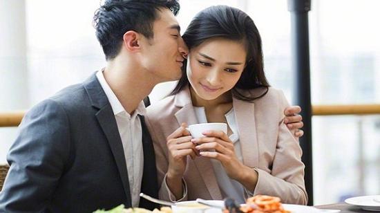 Tím mặt khi mở món quà kỷ niệm ngày cưới của vợ