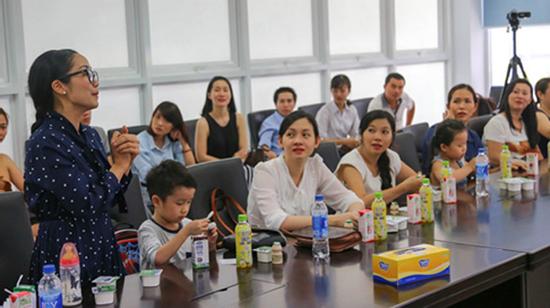Con trai Ốc Thanh Vân mê mẩn robot thông minh của Vinamilk