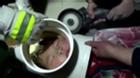 Clip giải cứu bé trai 5 tuổi kẹt đầu trong ống thoát nước