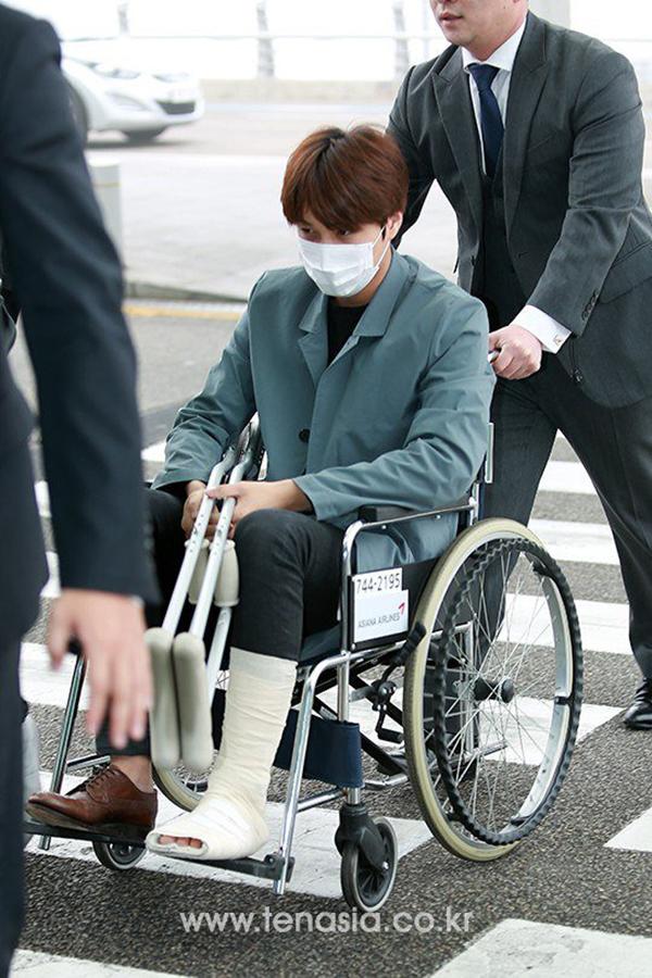 Девушка притворилась инвалидом на балу. БТС инвалид. Парень в инвалидном кресле. Корейцы на инвалидной коляске. Корейская коляска для инвалидов.