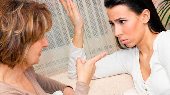Có lương tiêu xả láng, mẹ chồng vẫn bắt con “nộp thuế”