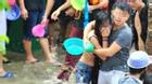 Cô gái trẻ khóc nức nở vì bị lột tung áo khi tham gia Lễ hội té nước
