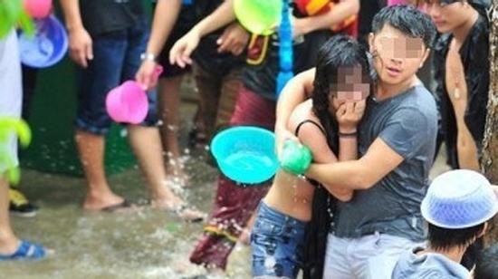 Cô gái trẻ khóc nức nở vì bị lột tung áo khi tham gia Lễ hội té nước