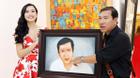 Danh hài Quang Thắng cười tít mắt khi được Lương Giang tặng ảnh chân dung