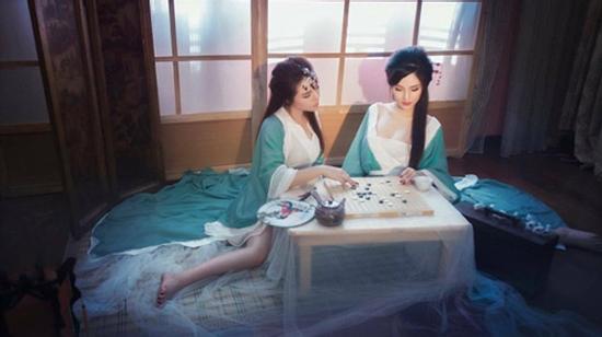Hết hồn với bộ ảnh chị em Thúy Kiều… gợi cảm