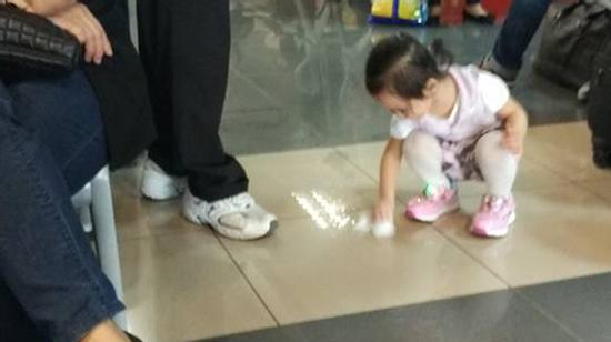 Hành động của đứa trẻ khiến nhiều người lớn 