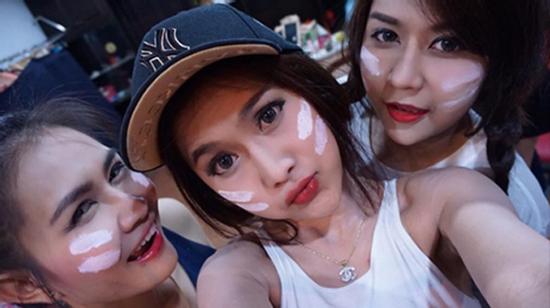 Không chỉ trai đẹp, gái xinh ở Tết té nước Thái Lan cũng nhiều không đếm xuể!