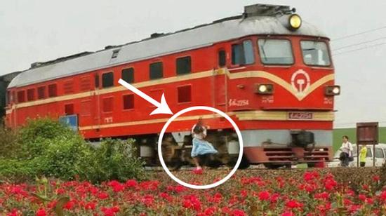 Cô gái chết thảm vì mải selfie cạnh đường tàu