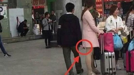 Thanh niên lén lút chụp bộ phận nhạy cảm của gái trẻ