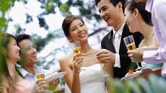 Diện nguyên cây đen đến “đại náo” đám cưới người yêu cũ