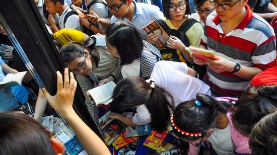 Hàng trăm bạn trẻ chen lấn mua sách giá 0 đồng tại đường sách Sài Gòn
