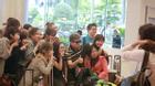 Bố mẹ Xiumin rời khách sạn, vui vẻ chụp ảnh lưu niệm cùng fan Việt