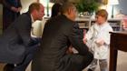 Hoàng tử nhí nước Anh diện pijama cực “ngầu” bắt tay Tổng thống Obama