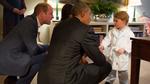 Hoàng tử nhí nước Anh diện pijama cực “ngầu” bắt tay Tổng thống Obama