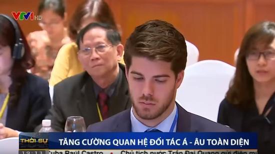 Dân tình chao đảo với anh chàng nước ngoài cực điển trai xuất hiện trên chương trình Thời sự