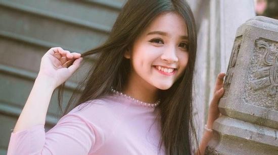 Nữ sinh Luật xinh đẹp có giọng hát giống Miu Lê