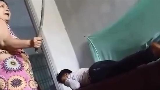 Con trai gần 30 tuổi vẫn bị mẹ phạt đòn vì… đi nhậu về khuya