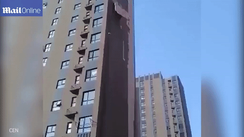 Kinh hoàng: Tường tòa cao ốc rơi thành từng mảng khổng lồ