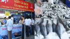 Người Huế phấn khởi mua cá biển sạch trong ngày đầu mở bán