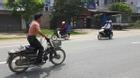 Hà Nội: Kinh hoàng chứng kiến “soái ca” cởi trần đứng lái xe máy