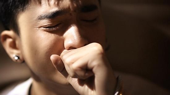 Chàng trai đau lòng vì vợ tương lai chối bỏ người bố nuôi nghèo của mình