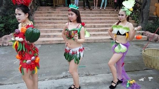 Gái trẻ sexy với thời trang củ quả xôn xao trên phố