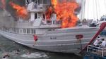 Clip: Tàu du lịch cháy dữ dội ở cảng Tuần Châu, du khách nhảy xuống biển