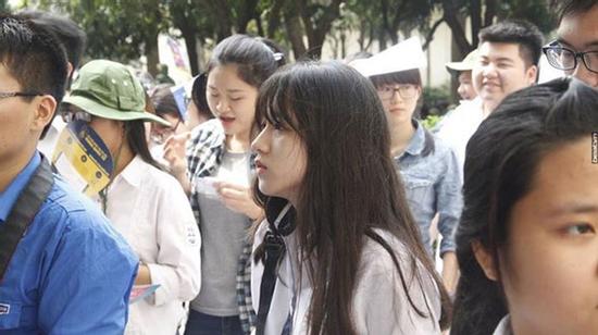 Cô học trò tóc xoã đầy bí ẩn bị săn lùng ráo riết