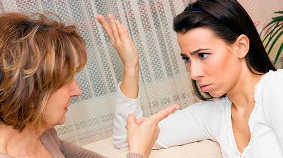 Con dâu cấm cửa mẹ chồng vì 