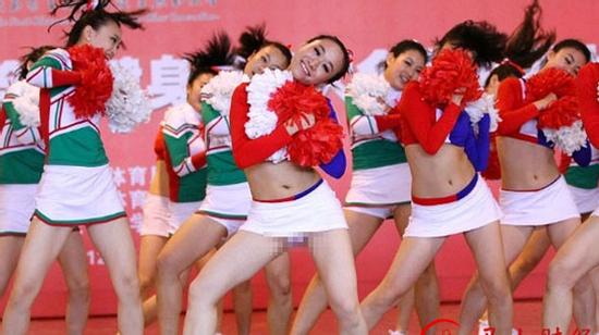 Trường ĐH bắt buộc nữ sinh mặc váy ngắn trình diễn thể dục nhịp điệu