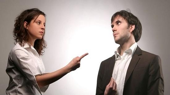 Phát điên vì chồng lén lút giấu quỹ đen ở toàn chỗ oái oăm