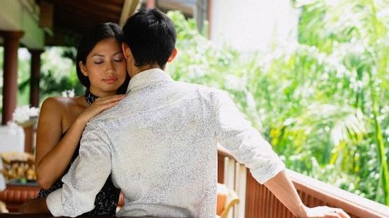 Chồng thì thầm vào tai tôi những lời chết điếng: 