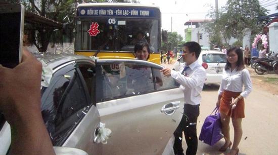 Có hay không màn rước dâu bằng xe buýt ở Vĩnh Phúc?