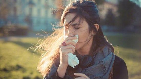 Rớt nước mắt sau khi đội mái tóc giả của em gái