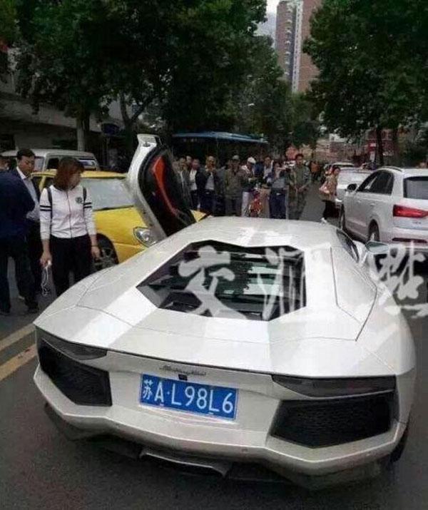 Đã rách còn nát': Taxi va chạm siêu xe Lamborghini 23,5 tỷ - 2sao