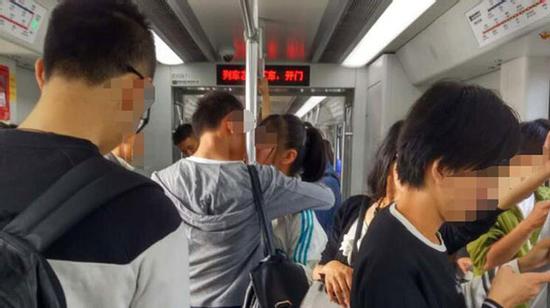 Phát ngượng vì cặp đôi hôn nhau liên tục 25 phút trên tàu điện ngầm
