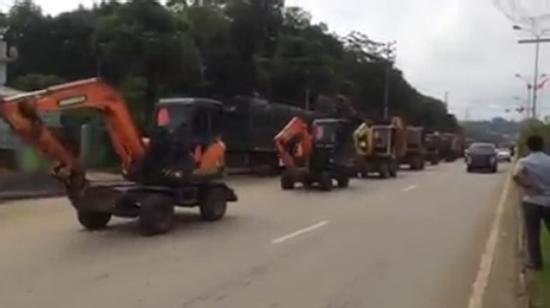 Xôn xao với clip màn đón dâu siêu độc bằng dàn máy xúc khủng