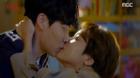 Lucky Romance: Hwang Jung Eum cưỡng hôn Ryu Jun Yeol trong cơn say